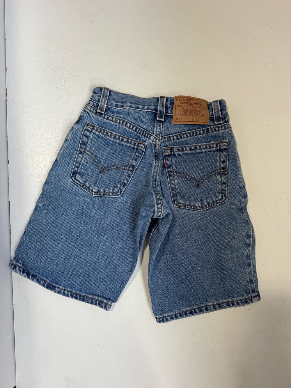 90’s Levi’s 562 Jean Shorts Lightwash Loose Fit Denim Vintage size 8 w24 USA